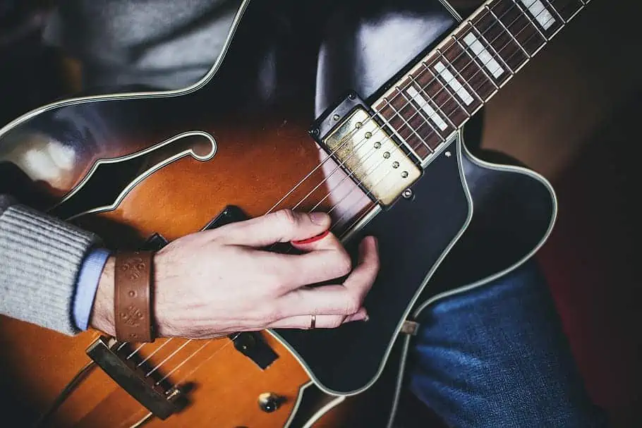 How to play the electric guitar