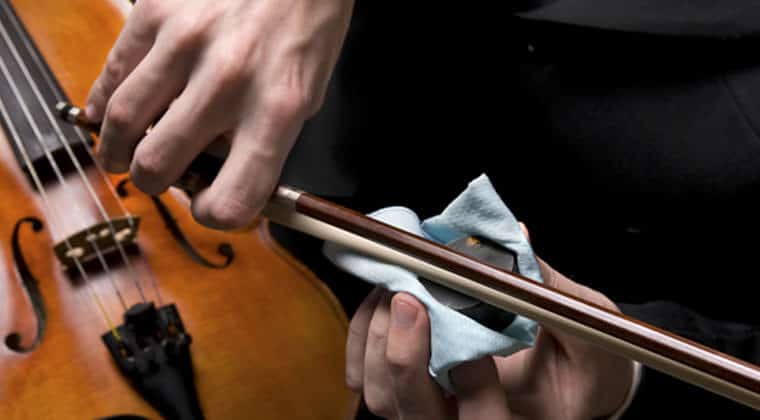 Apply rosin violin bow Apply rosin violin bow