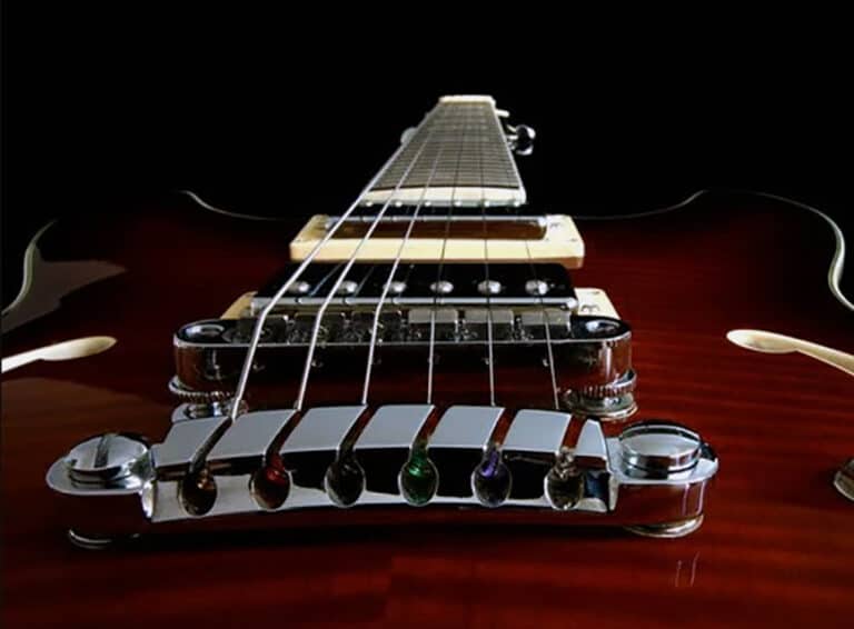 Light Vs Heavy Guitar Strings - Which Gauge Do You Need? Heavy Gauge String On Electric Guitar