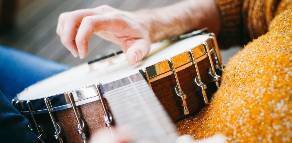 Is Banjo Hard To Learn? My Honest Opinion For Beginners A Banjo Player Playing The Banjo Using Clawhammer Style