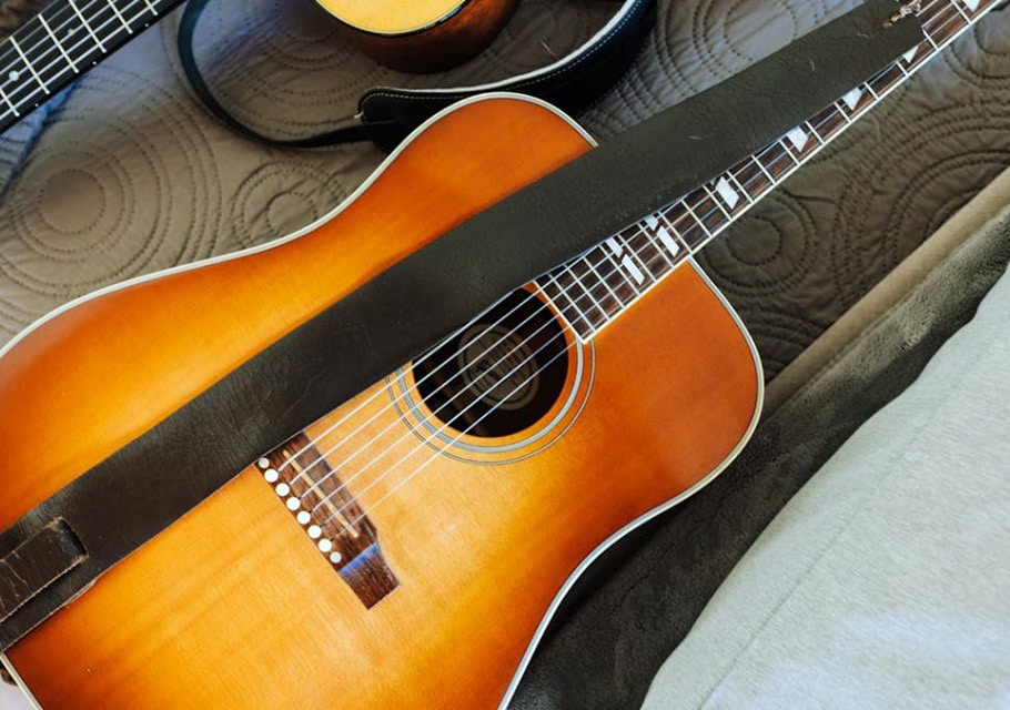 Best 3/4 Acoustic Guitar For Beginners Close-Up Of An Acoustic Guitar