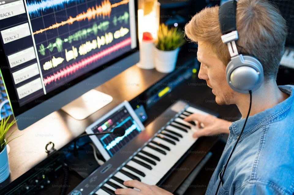 Best Daw/Audio Interface Combo: Top Picks For Seamless Music Production Home Studios Set Up