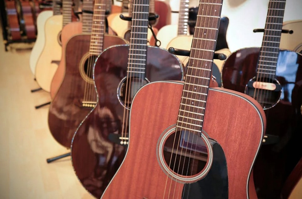 Best 3/4 Acoustic Guitar For Beginners Many Acoustic Guitars Are In A Store