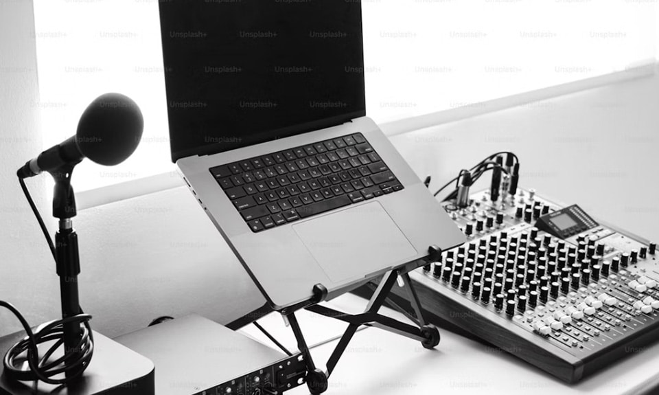 Best Daw/Audio Interface Combo: Top Picks For Seamless Music Production Microphone Connectivity