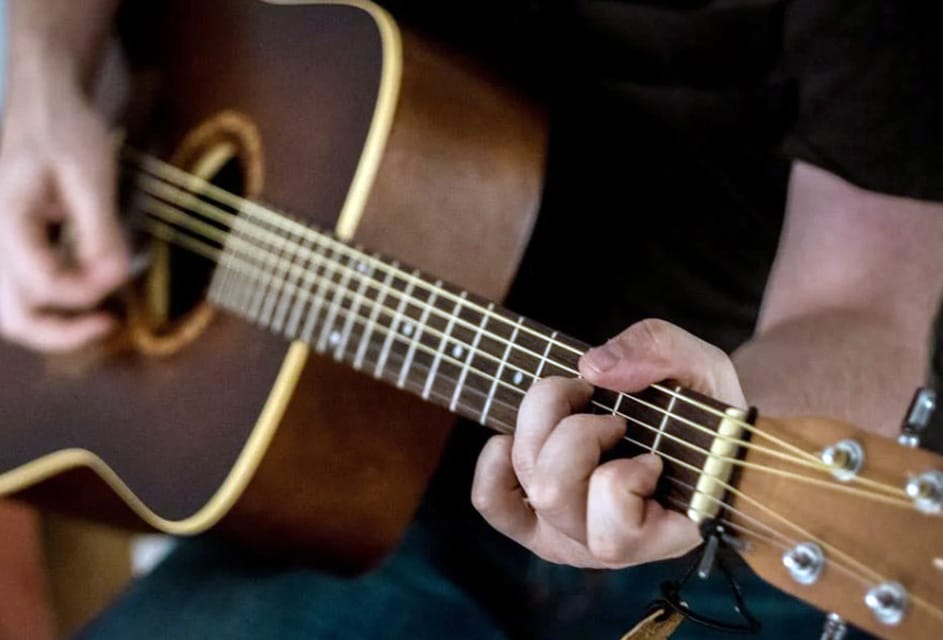 Best 3/4 Acoustic Guitar For Beginners Playing Brown Guitar