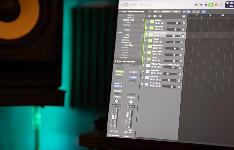 Best Daw/Audio Interface Combo: Top Picks For Seamless Music Production Sound Board In The Background